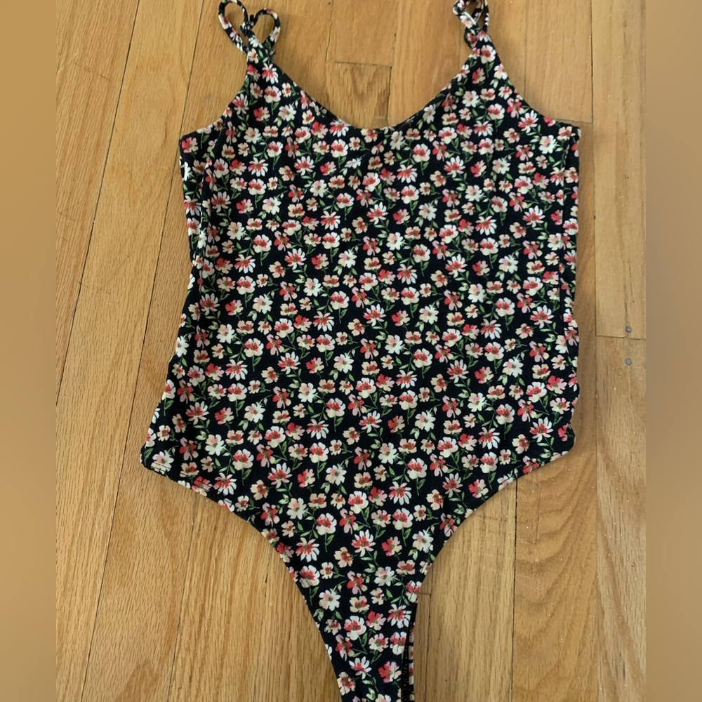 Polly & Esther spaghetti strap flower bodysuit
